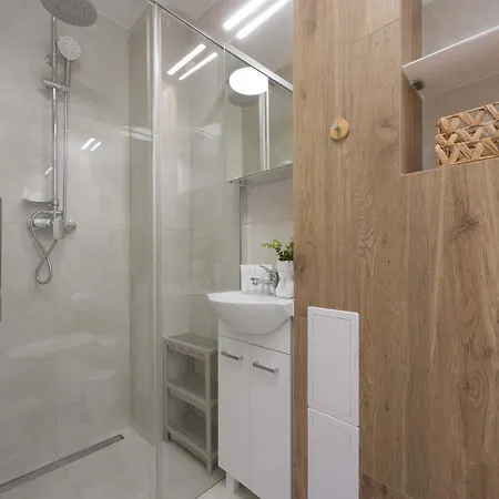 Przytulne Z Miejscem Do Pracy Blisko Metro By Renters Διαμέρισμα
